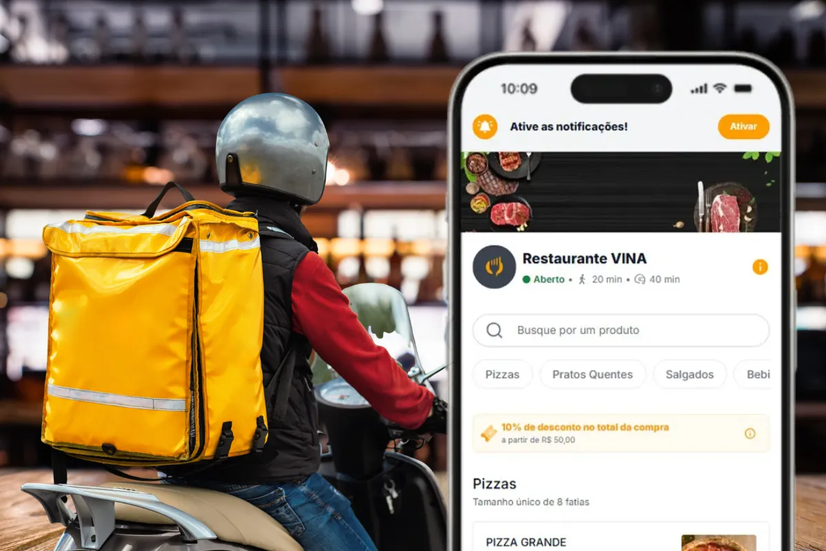 Entregador de moto com mochila térmica amarela pronto para a entrega, ao lado de um smartphone exibindo a interface do cardápio digital Vina para recebimento de pedidos online no disk bebidas