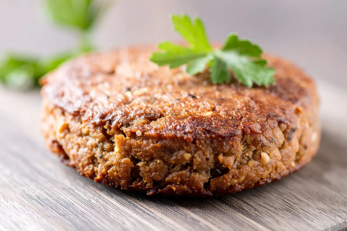 Hambúrguer vegano suculento feito de plantas, o item mais pedido no delivery de comida vegana.