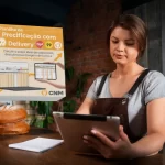 Dona de restaurante em uma padaria consultando um tablet, ao lado do box digital do produto "Planilha de Precificação com Delivery" do CNM, que destaca o cálculo de preço ideal e lucro em apps como iFood e 99Food.