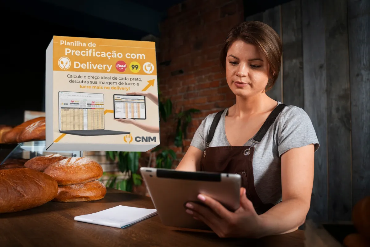 Dona de restaurante em uma padaria consultando um tablet, ao lado do box digital do produto "Planilha de Precificação com Delivery" do CNM, que destaca o cálculo de preço ideal e lucro em apps como iFood e 99Food.