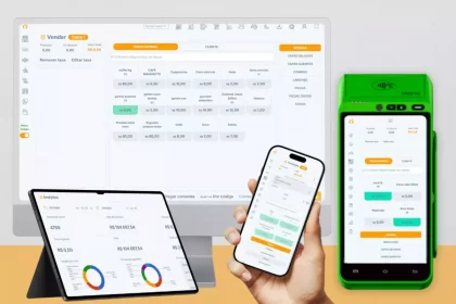 Conjunto de dispositivos (monitor, tablet, smartphone e maquininha Stone) exibindo os dashboards do CNM Analytics. As telas mostram gráficos de vendas, faturamento e relatórios financeiros em nuvem, auxiliando na tomada de decisão baseada em dados.