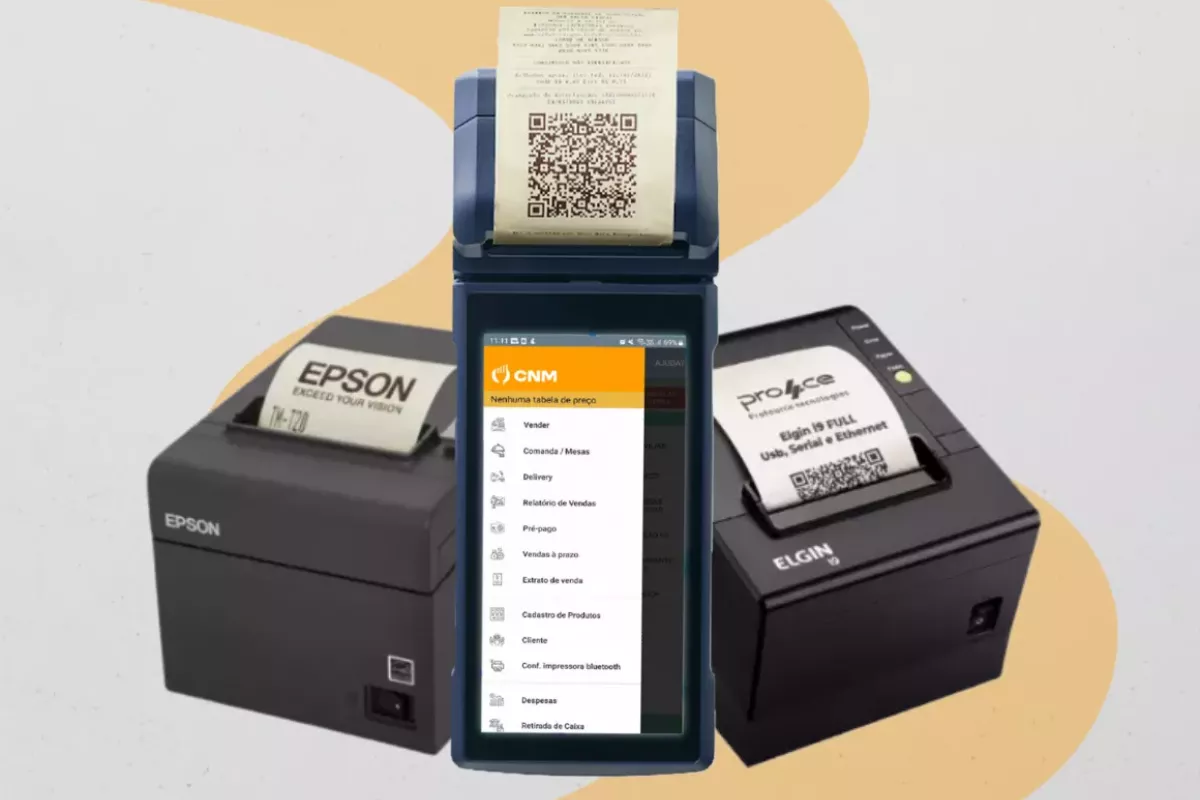 Composição exibindo uma maquininha POS moderna com o sistema ControleNaMão (CNM) e duas impressoras térmicas de marcas Epson e Elgin. Representa a integração do frente de caixa para um fechamento de conta rápido e sem erros manuais.
