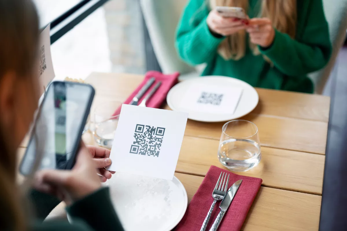 Cliente escaneando QR Code para responder pesquisa de avaliação em restaurante