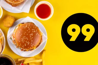 Hambúrgueres com gergelim, batata frita, nugget e potes de molho vistos de cima sobre fundo amarelo, ao lado do logotipo da 99 em círculo preto, ilustrando o cardápio na 99Food