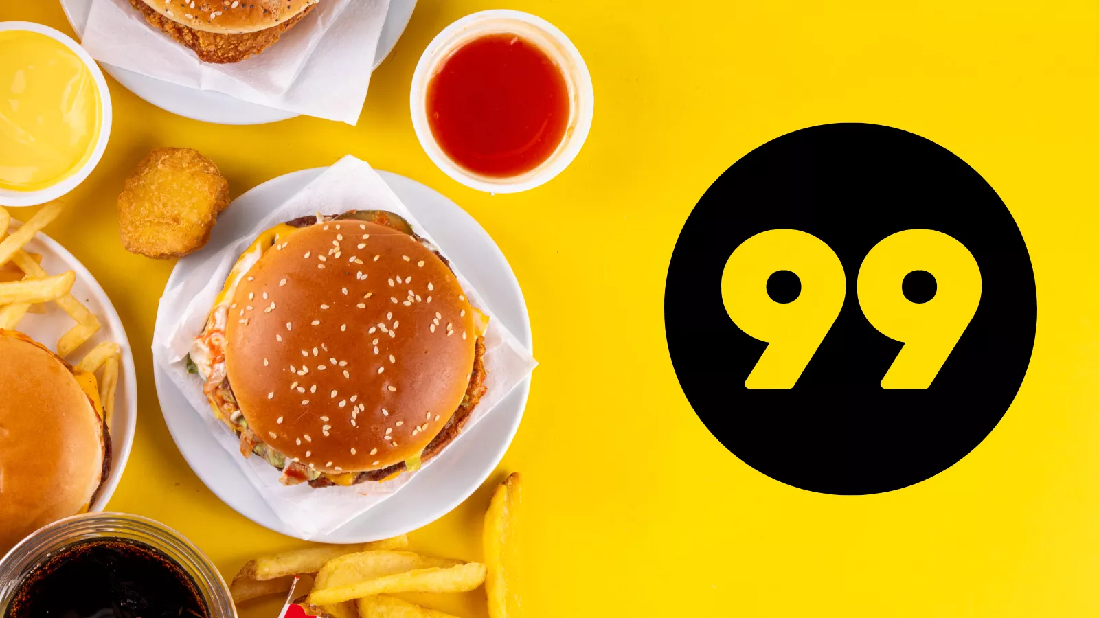 Hambúrgueres com gergelim, batata frita, nugget e potes de molho vistos de cima sobre fundo amarelo, ao lado do logotipo da 99 em círculo preto, ilustrando o cardápio na 99Food